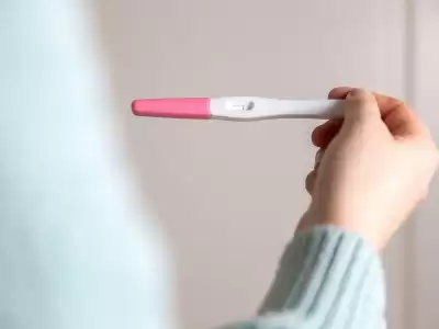 Ұйықтап жатқан жас жалаңаш қыздар камераға түсірілген